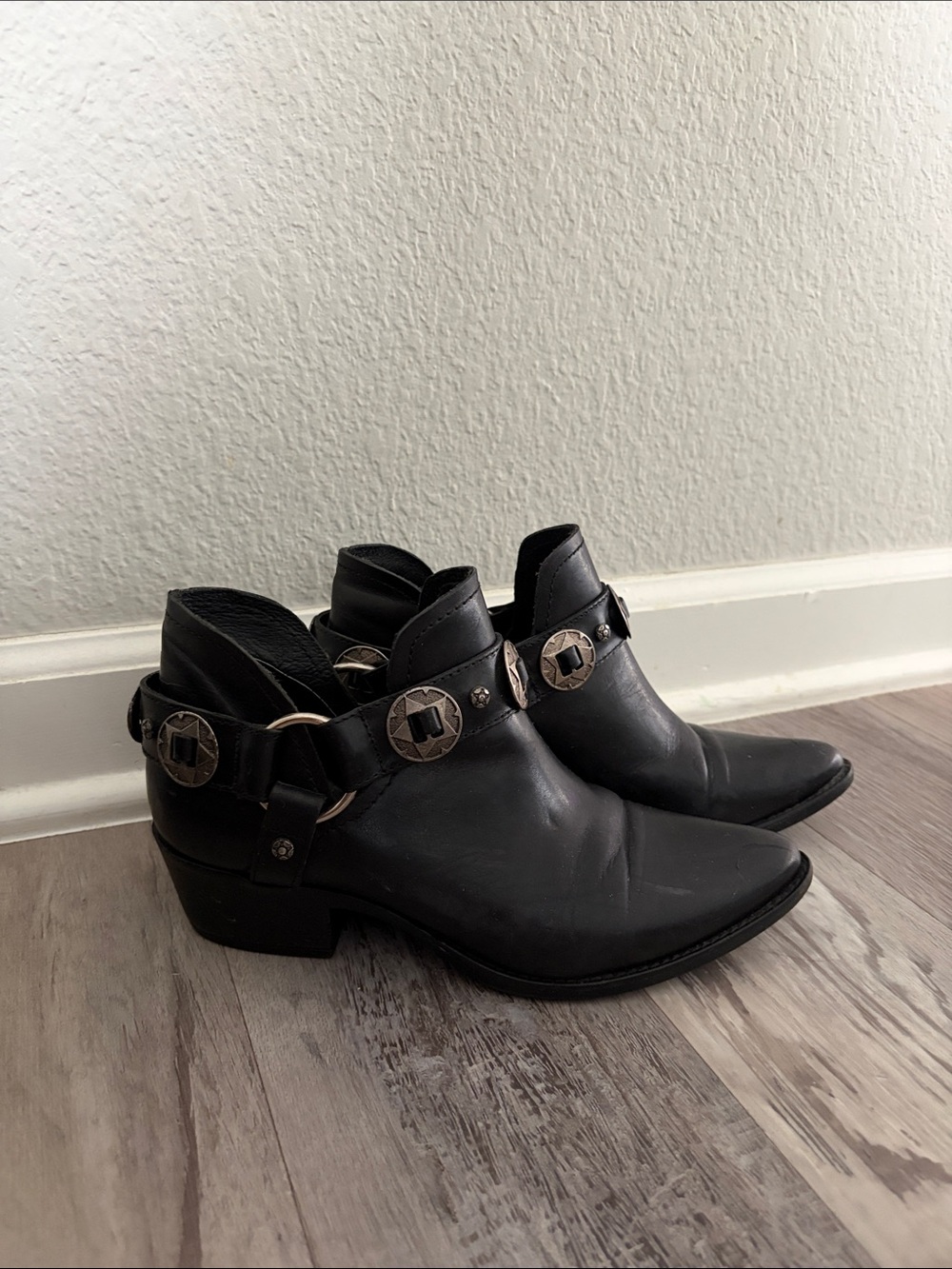 Steve Madden Black Leather Western Harness Ankle Boots – Pointed Toe